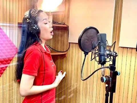 NSƯT Trịnh Kim Chi hát ca khúc 'Việt Nam ơi, vững tin!' của Holy Thắng